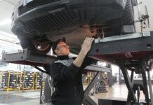 HU-Termin in Stuttgart: So läuft die Hauptuntersuchung beim TÜV SÜD Service-Center Stuttgart-City Hauptuntersuchung beim TÜV
